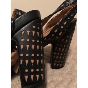 • Patterned High heels • Size 8.5 • 4.5”